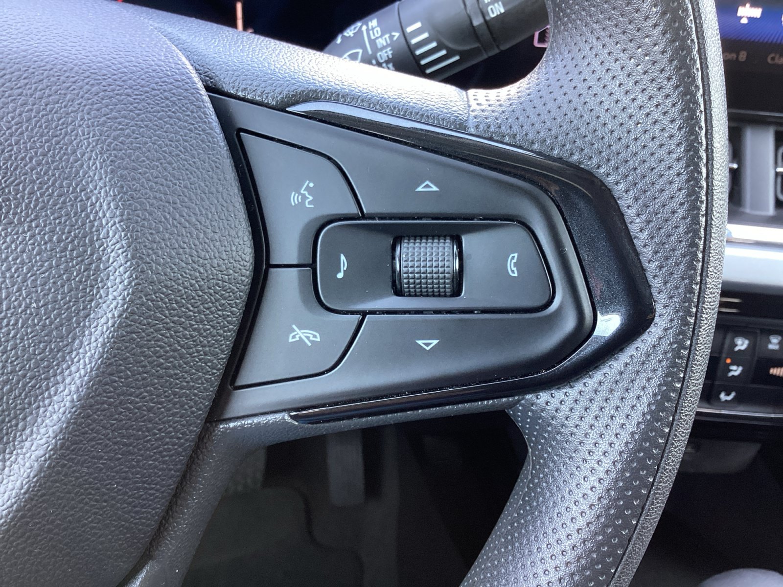 Used 2025 Chevrolet Trax LT FWD image 18