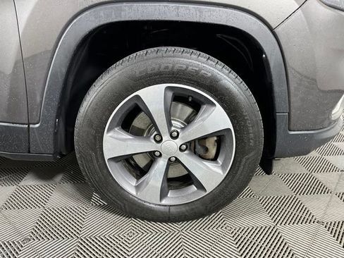 Used 2019 Jeep Cherokee Limited AWD/4WD image 9