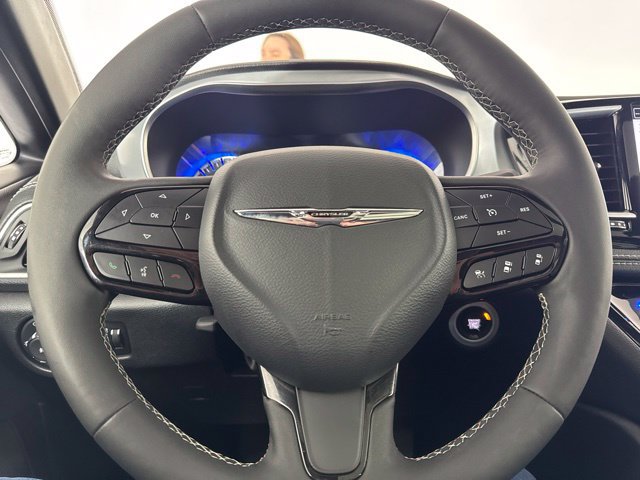 Used 2025 Chrysler Pacifica Limited FWD image 18