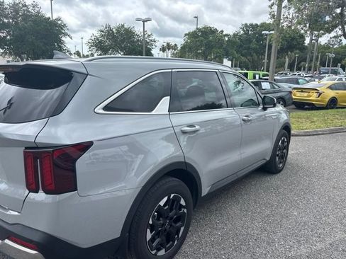 Used 2024 Kia Sorento S FWD image 3