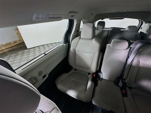 Used 2024 Toyota Sienna LE image 12