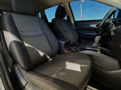 Used 2019 Nissan Rogue S image 9