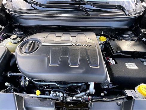 Used 2018 Jeep Cherokee Latitude Plus w/ Comfort/Convenience Group image 9