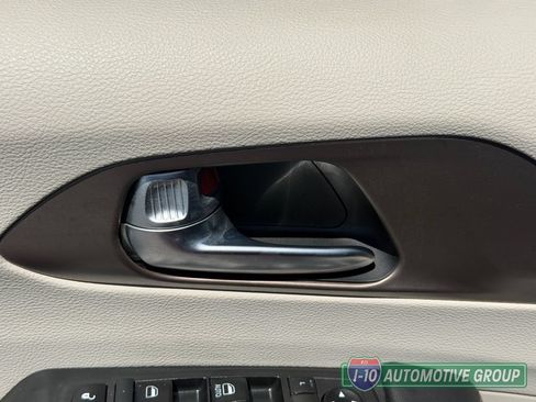 Used 2019 Chrysler Pacifica Touring Plus w/ Tire & Wheel Group FWD image 20