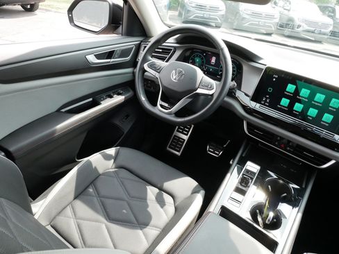 Certified 2025 Volkswagen Atlas Peak Edition SE AWD/4WD image 9