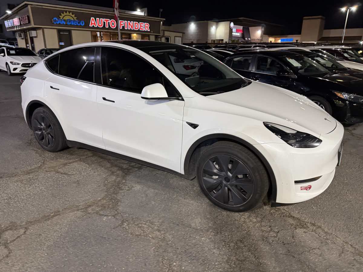 Used 2024 Tesla Model Y 2WD image 10