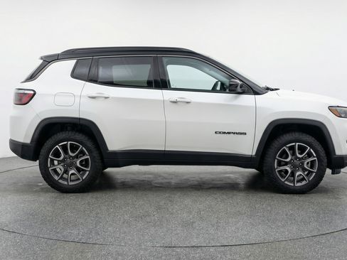 Used 2025 Jeep Compass Trailhawk image 11