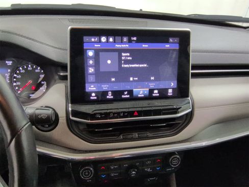 Certified 2022 Jeep Compass Limited image 28