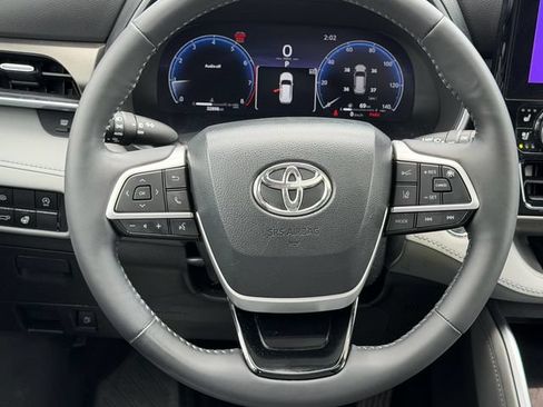 Used 2023 Toyota Highlander Limited FWD image 13