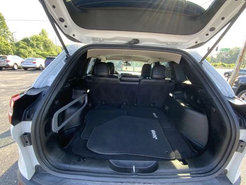 Used 2018 Jeep Cherokee Latitude Plus FWD image 19