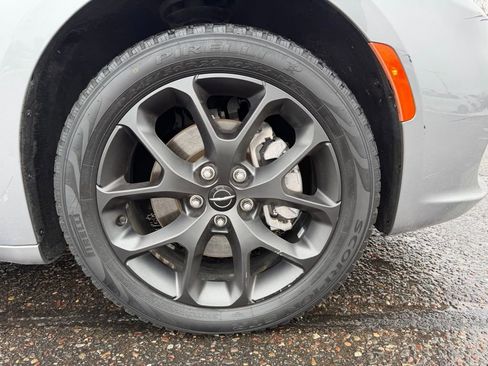 Used 2021 Chrysler Pacifica Touring-L w/ Uconnect Theater Family Group AWD/4WD image 16