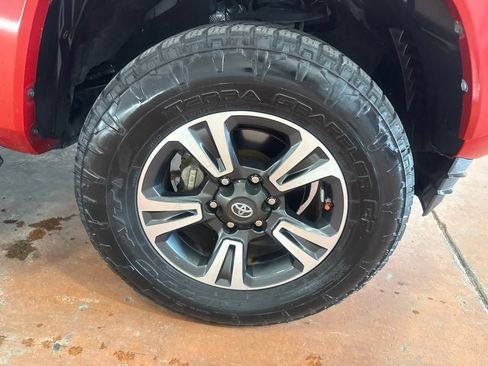 Used 2017 Toyota Tacoma TRD Sport w/ Tow Package RWD image 10