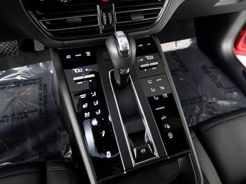 Certified 2025 Porsche Macan Turbo image 26