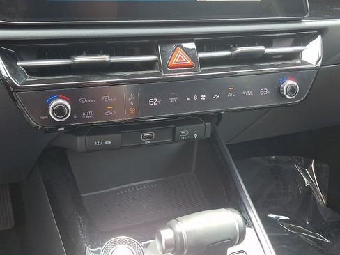 Certified 2024 Kia Niro EX FWD image 15
