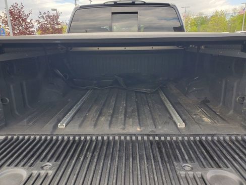 Used 2018 Nissan Titan SV w/ SV Convenience Package AWD/4WD image 9