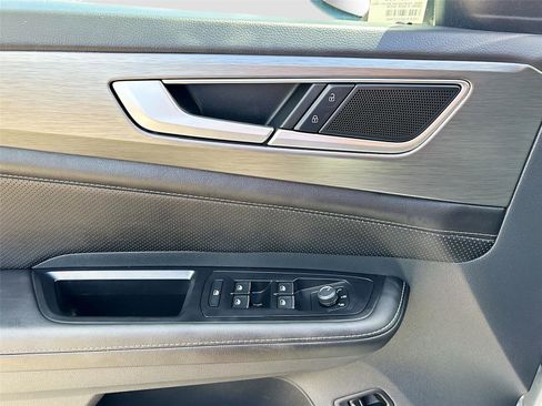 Used 2025 Volkswagen Atlas Cross Sport SE image 17