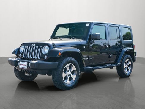 Used 2018 Jeep Wrangler Unlimited Sahara AWD/4WD image 3