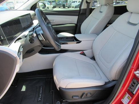 Used 2025 Hyundai Tucson Limited FWD image 18