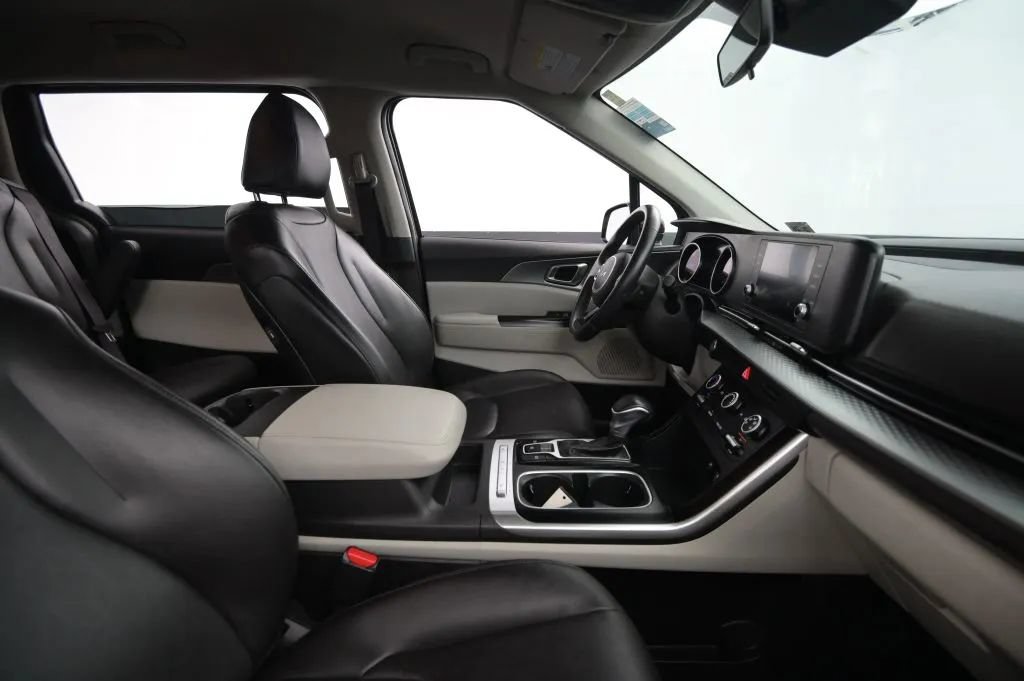 Used 2023 Kia Carnival LX FWD image 48