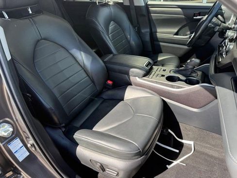 Used 2022 Toyota Highlander XLE AWD/4WD image 11