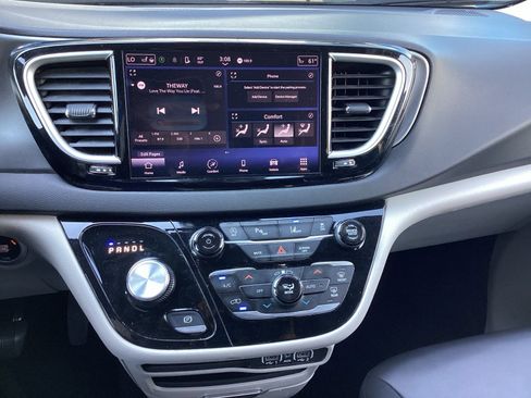 Used 2024 Chrysler Pacifica Touring-L FWD image 15