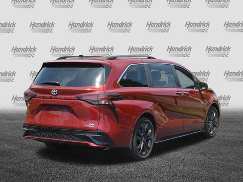 Used 2022 Toyota Sienna XSE FWD image 11