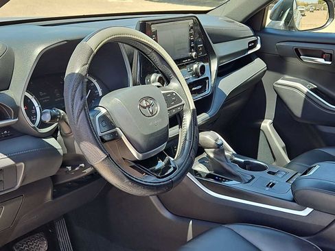 Used 2022 Toyota Highlander XSE FWD image 10