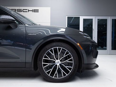 Certified 2025 Porsche Macan Electric RWD image 11