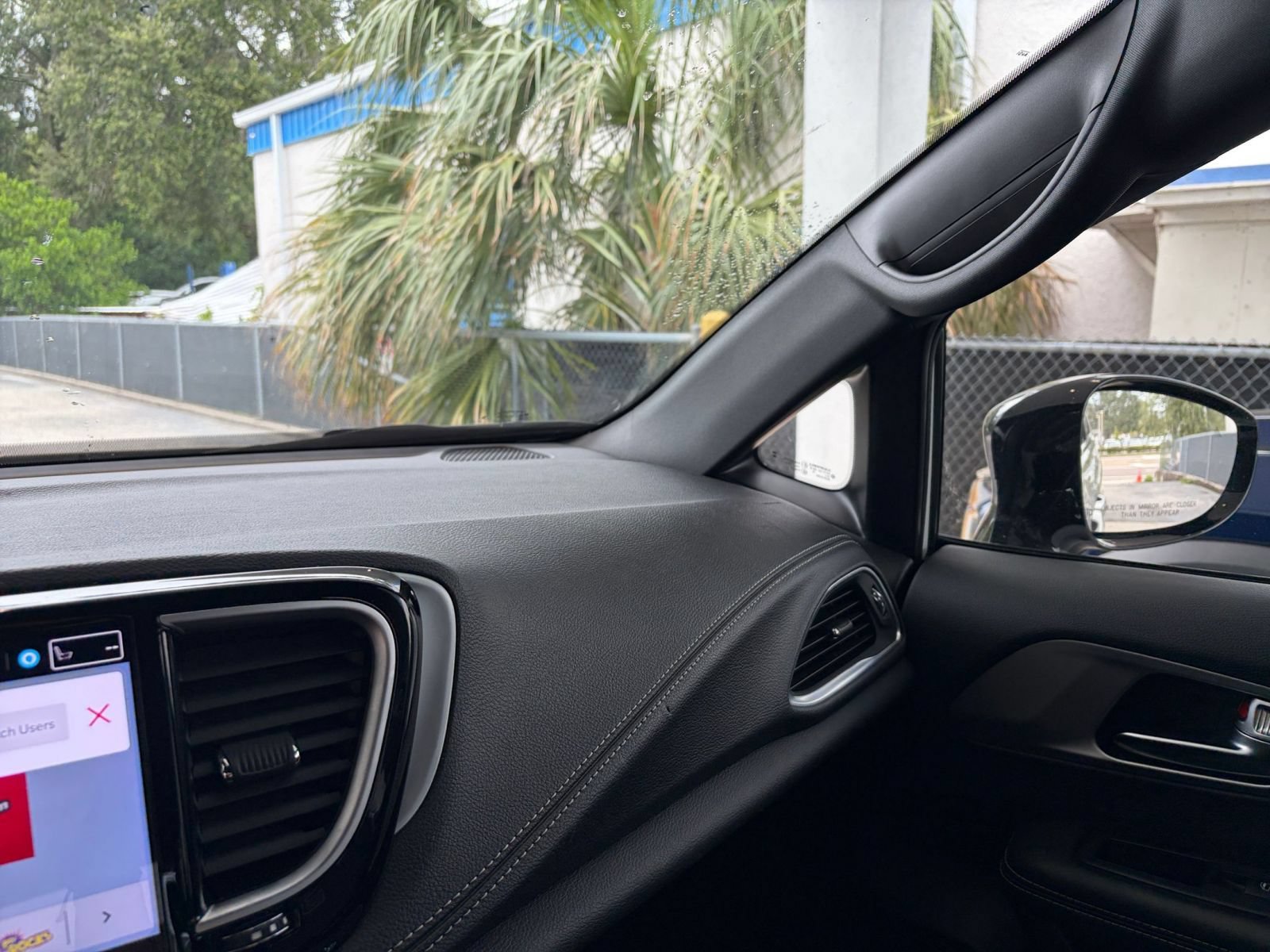 Used 2025 Chrysler Pacifica Limited FWD image 38