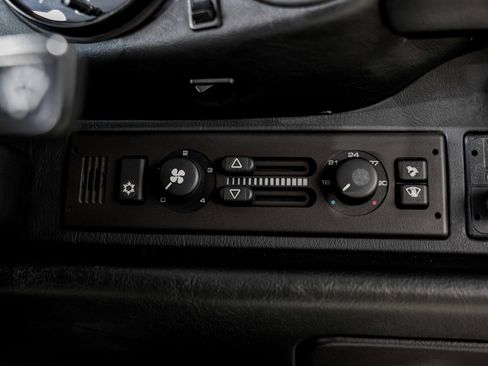 Used 1990 Porsche 911 Carrera RWD image 15