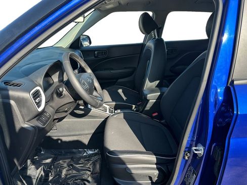 Used 2023 Hyundai Venue Limited image 9