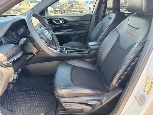 Used 2025 Jeep Compass Trailhawk AWD/4WD image 6