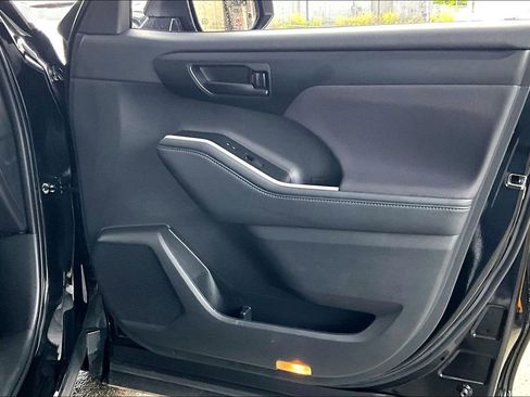 Used 2025 Toyota Highlander LE FWD image 26