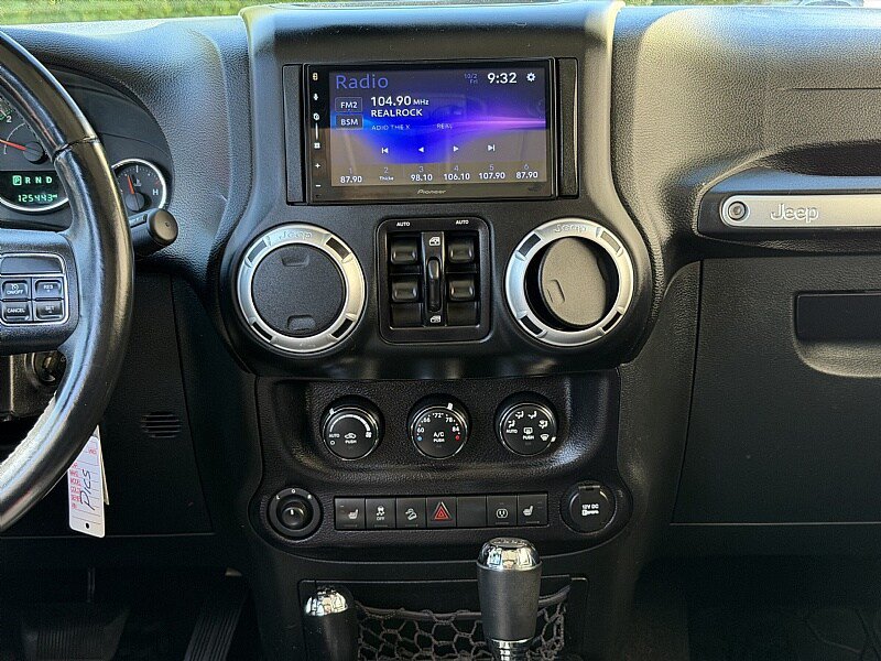 Used 2015 Jeep Wrangler Unlimited Rubicon w/ Connectivity Group AWD/4WD image 13