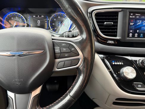 Used 2020 Chrysler Pacifica Touring-L w/ Tire & Wheel Group image 22