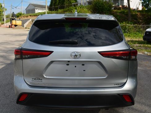 Used 2021 Toyota Highlander L AWD/4WD image 6