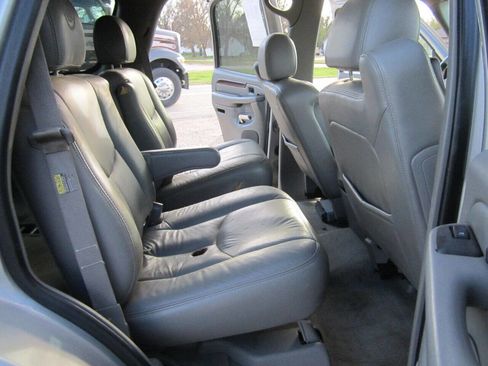 Used 2004 Cadillac Escalade AWD image 11