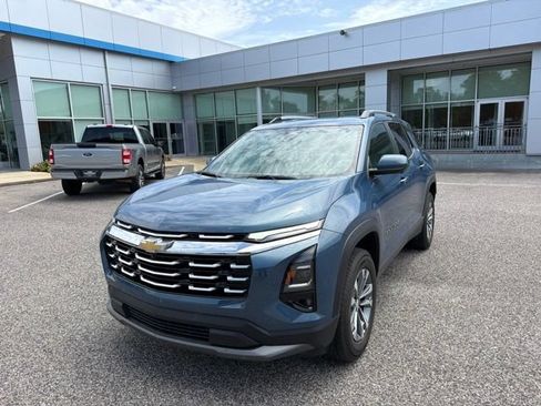 Used 2025 Chevrolet Equinox LT w/ Convenience Package II FWD image 1
