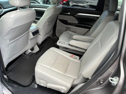 Used 2019 Toyota Highlander XLE AWD/4WD image 18