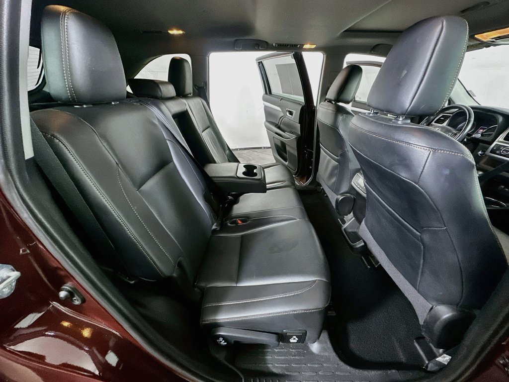 Used 2019 Toyota Highlander XLE FWD image 12