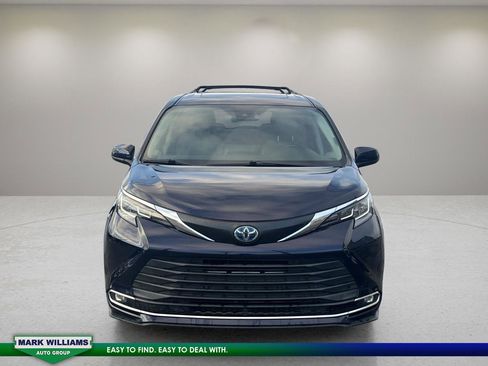 Used 2021 Toyota Sienna XLE image 2