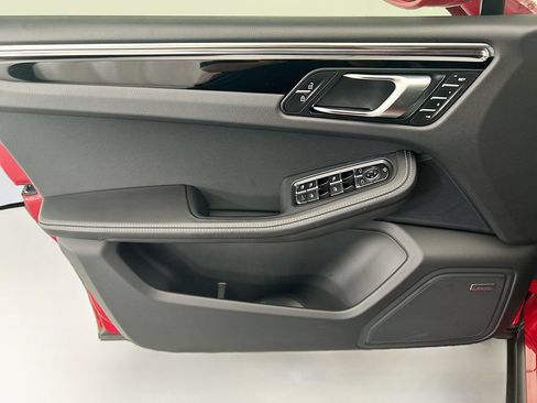 Certified 2025 Porsche Macan AWD/4WD image 24