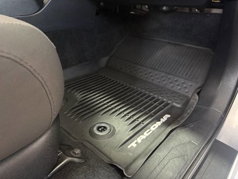 Used 2018 Toyota Tacoma TRD Off-Road w/ Technology Package image 29