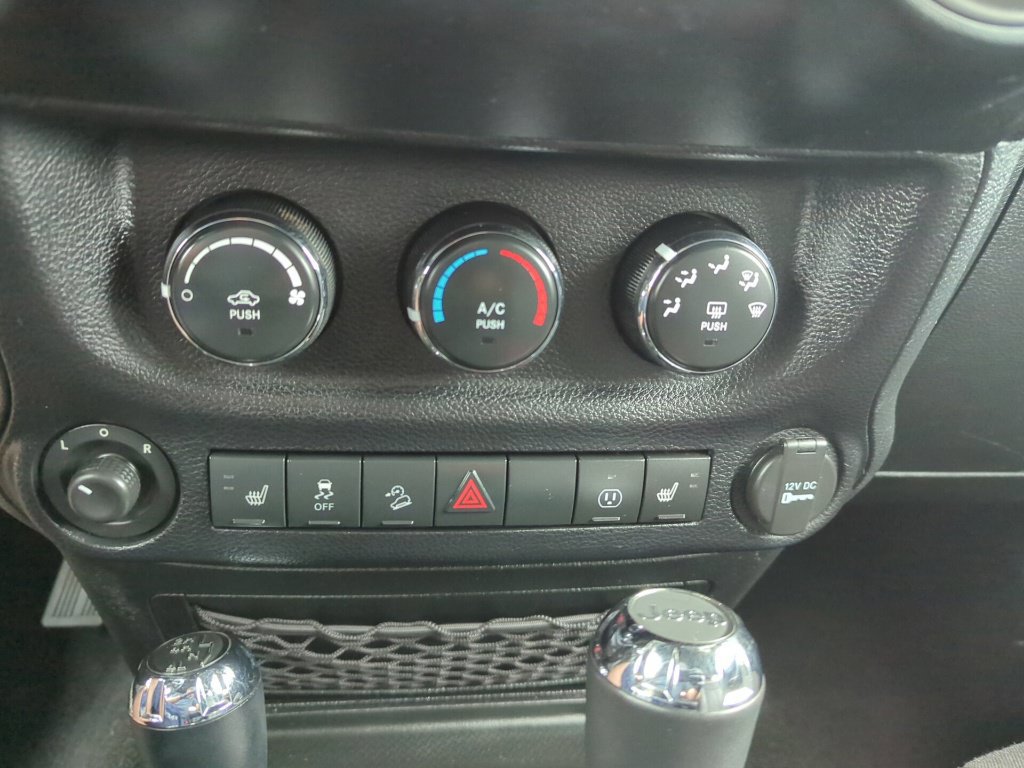 Used 2013 Jeep Wrangler Unlimited Sahara w/ Connectivity Group AWD/4WD image 13