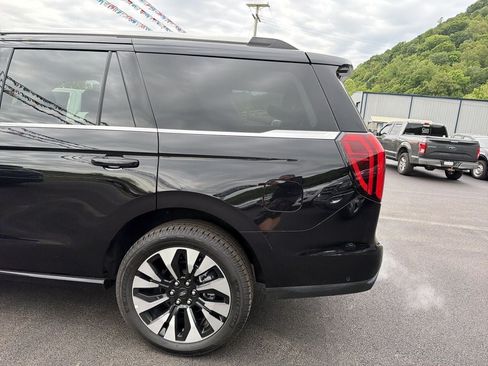 Used 2025 Ford Expedition Platinum w/ Driver's Package AWD/4WD image 7