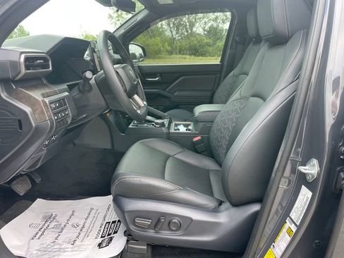 Used 2024 Toyota Tacoma Limited w/ Limited Package (LT) AWD/4WD image 19