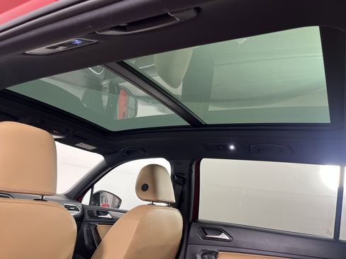 Certified 2024 Volkswagen Tiguan SE R-Line image 17