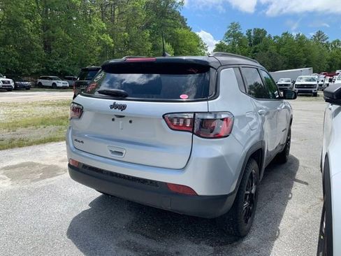 Used 2024 Jeep Compass Latitude w/ Convenience Group AWD/4WD image 8