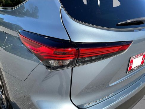 Used 2022 Toyota Highlander XLE FWD image 29