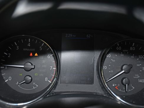 Used 2018 Nissan Rogue SV w/ Premium Package image 14